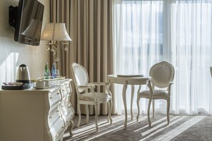 Suite, 1 soverom | Sengetøy av topp kvalitet, safe på rommet og skrivebord