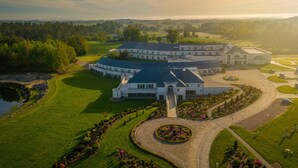 A large, modern building with a curved driveway and landscaped gardens. - Hotel Kiston (Suleczyno)