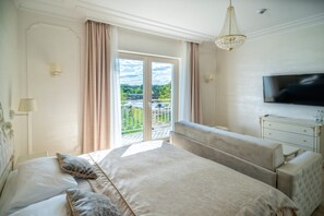 Habitación superior con 1 cama doble o 2 individuales | Zona de estar | Una televisión LCD