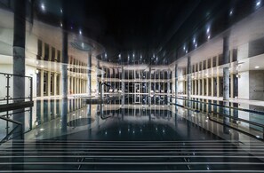 Alberca techada y camastros 