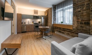 Premium Apartment | Living area | 50-inch flat-screen TV with cable channels, TV, Netflix - Le 31 McMahon - Par Aneyro (Québec City)