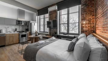 Chambre Double Supérieure | Bureau, espace de travail pour ordinateur portable, rideaux occultants