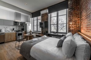 Superior Double Room | Desk, laptop workspace, blackout drapes, soundproofing - Le 31 McMahon - Par Aneyro (Québec City)