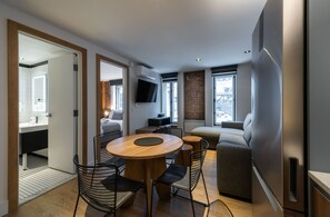 Leilighet – premium | Oppholdsområde | En 50-tommers Flatskjerm-TV med kabel-kanaler samt TV og Netflix