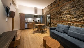 Appartamento Premium | Area soggiorno | TV a schermo piatto 50 pollici con canali via cavo, TV, Netflix