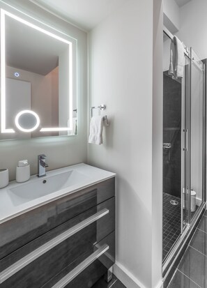 Family Suite | Bathroom | Shower, free toiletries, hair dryer, towels - Le 31 McMahon - Par Aneyro (Québec City)