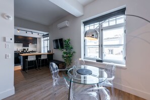 Superior Suite | Private kitchen | Fridge, microwave, oven, stovetop - Le 31 McMahon - Par Aneyro (Québec City)