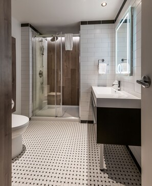 Premium Apartment | Bathroom | Shower, free toiletries, hair dryer, towels - Le 31 McMahon - Par Aneyro (Québec City)
