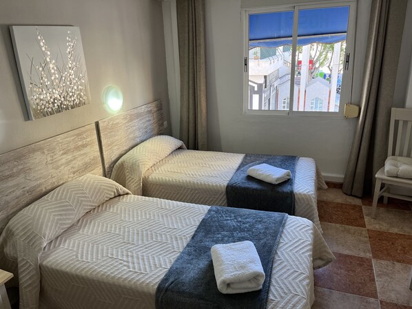 غرفة لفردين | خزنة داخل الغرفة ومكتب ومكواة/لوح كي وواي فاي مجانًا