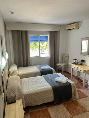 In-room safe, desk, iron/ironing board, free WiFi - Hostal Virgen del Rocio II (Torremolinos)