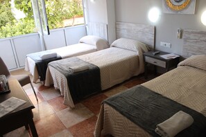 In-room safe, desk, iron/ironing board, free WiFi - Hostal Virgen del Rocio II (Torremolinos)