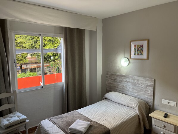 خزنة داخل الغرفة ومكتب ومكواة/لوح كي وواي فاي مجانًا