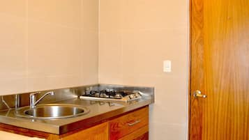 Fridge, microwave, stovetop, cookware/dishes/utensils