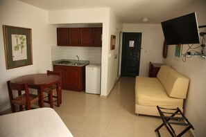 Standard Double Room | Living area | 32-inch TV with cable channels - Hotel Plaza del Sol (Santo Domingo)