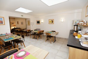 Daily continental breakfast (EUR 10.50 per person)