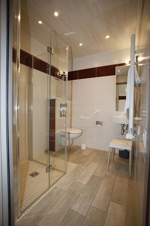Quarto casal standard, acessível para pessoas com deficiência física | Banheiro | Produtos de toalete grátis, secador de cabelo, toalhas de banho 