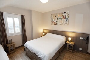 Quarto família | Individualmente decorados, escrivaninha, cortinas blackout