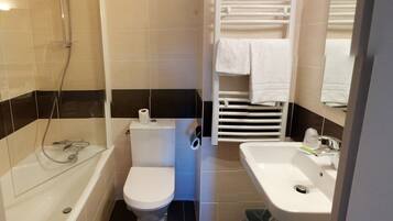Un bagno compatto con vasca, WC e lavabo.