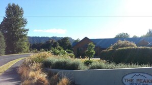 Un área ajardinada con un letrero del Motor Inn The Peaks en Ohakune.