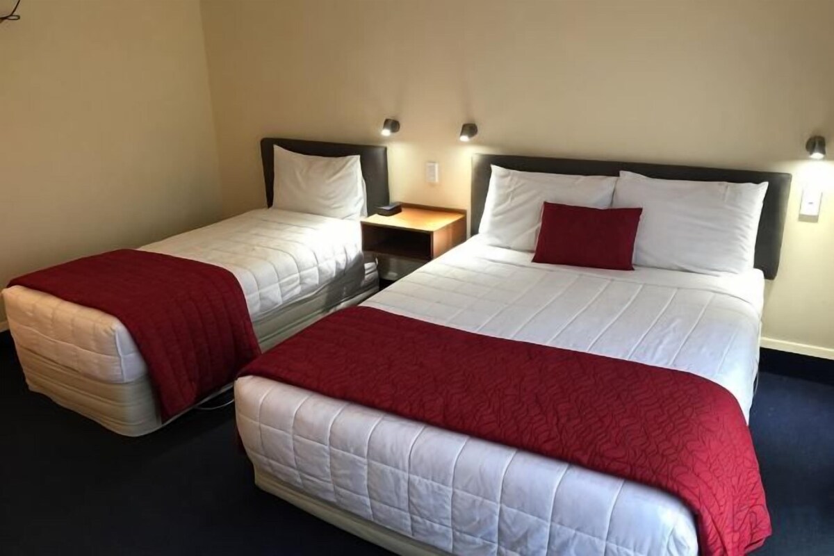 1 bedroom, Egyptian cotton sheets, premium bedding, blackout drapes