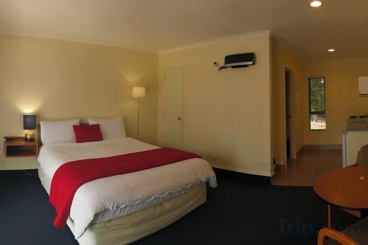 1 bedroom, Egyptian cotton sheets, premium bedding, blackout drapes