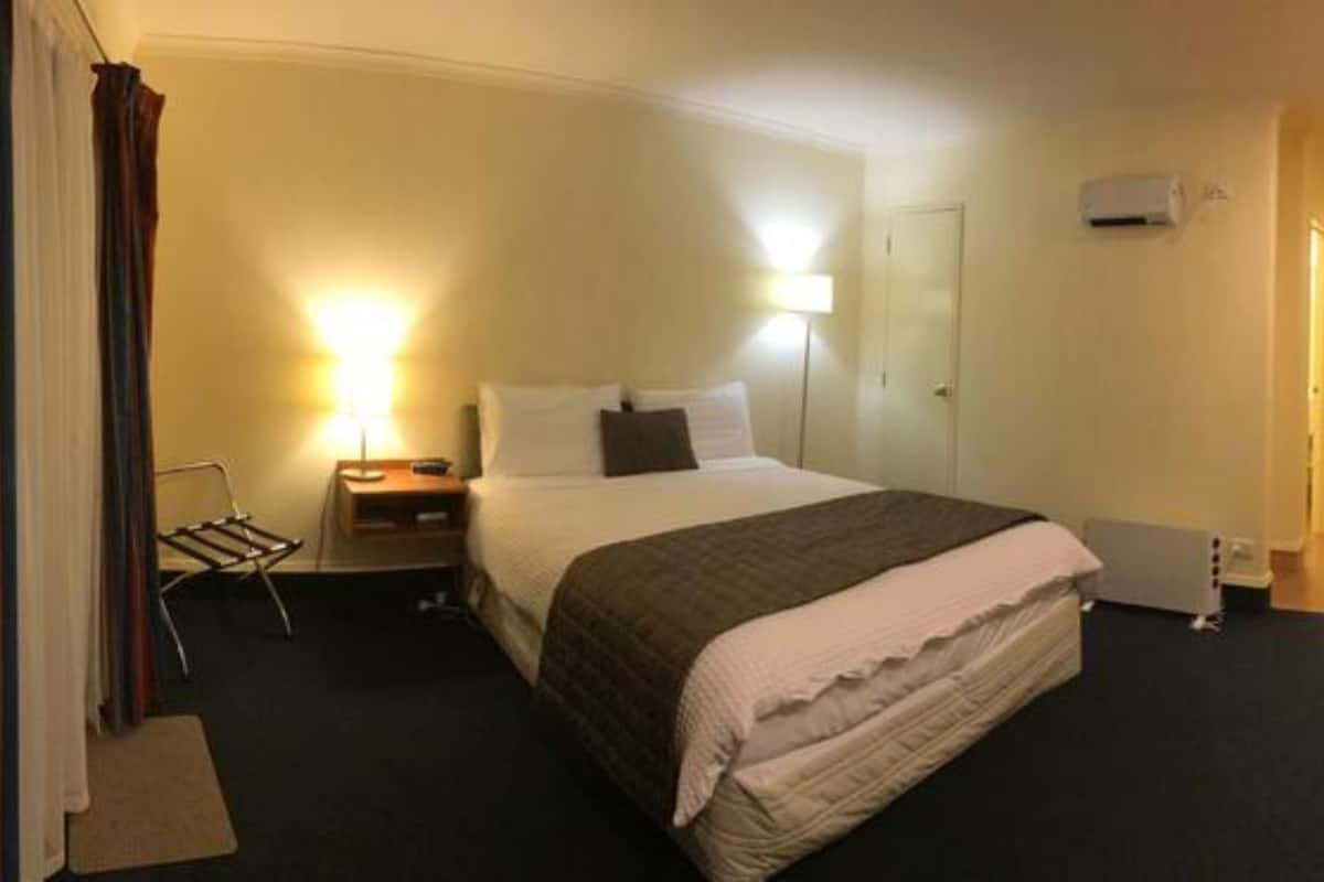 Suíte estúdio luxo, 1 cama King, banheira de hidromassagem, no piso térreo | 1 quarto, roupas de cama de algodão egípcio, roupas de cama premium
