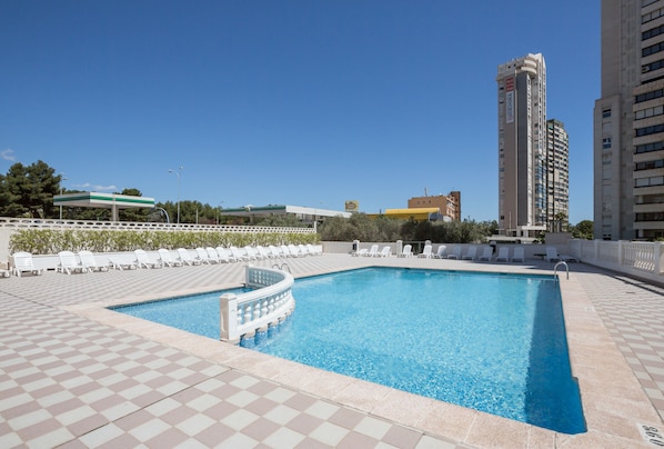 Una piscina al aire libre