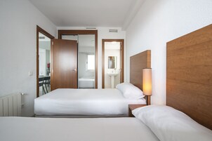 Apartamento estándar, 1 habitación, balcón | Caja fuerte, escritorio, cortinas opacas y tabla de planchar con plancha