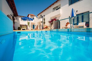 Seasonal outdoor pool, pool umbrellas, pool loungers - Iliana Hotel (Mylopotamos)