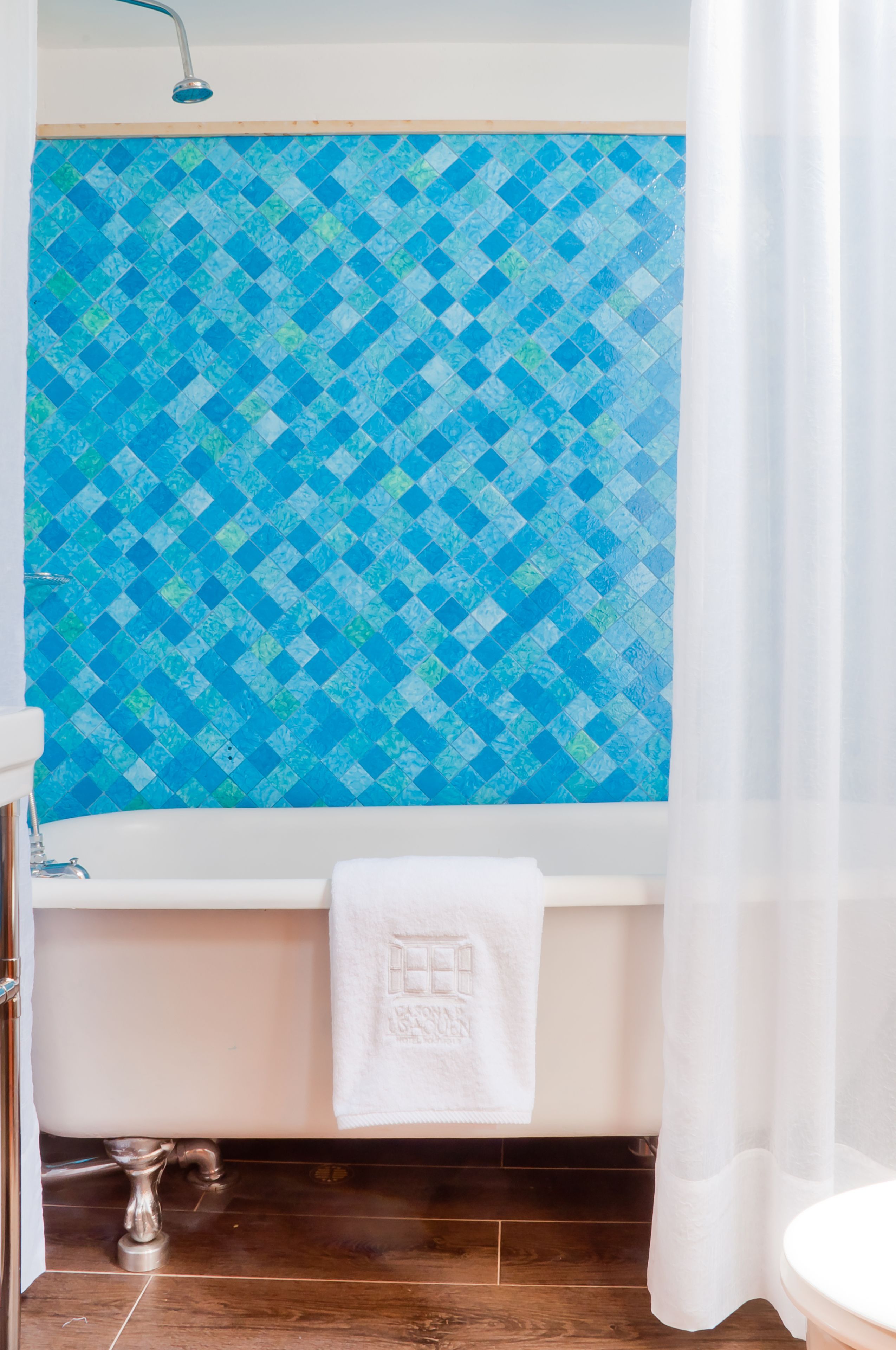 deep-soaking bathtub