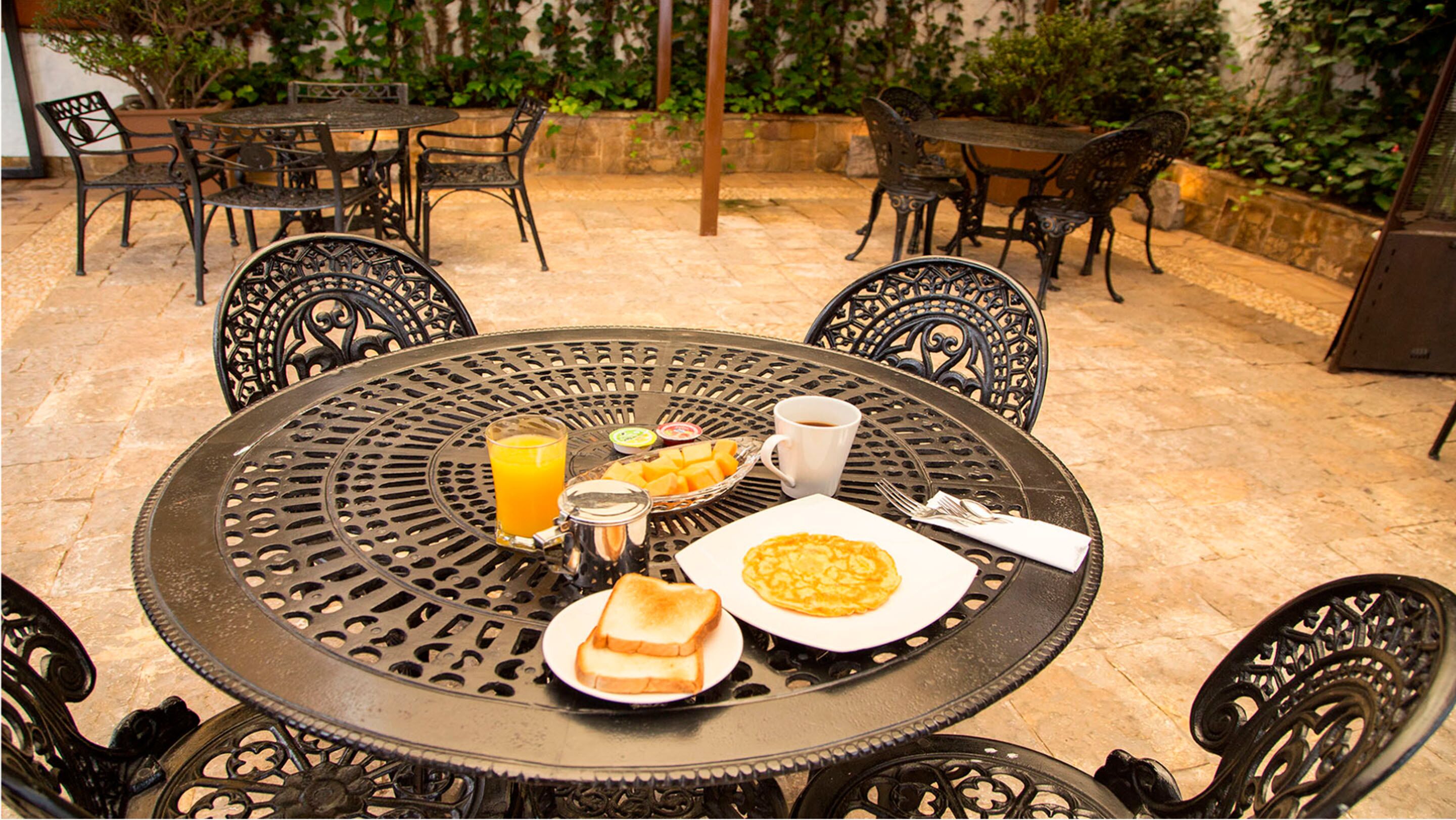 free daily full breakfast