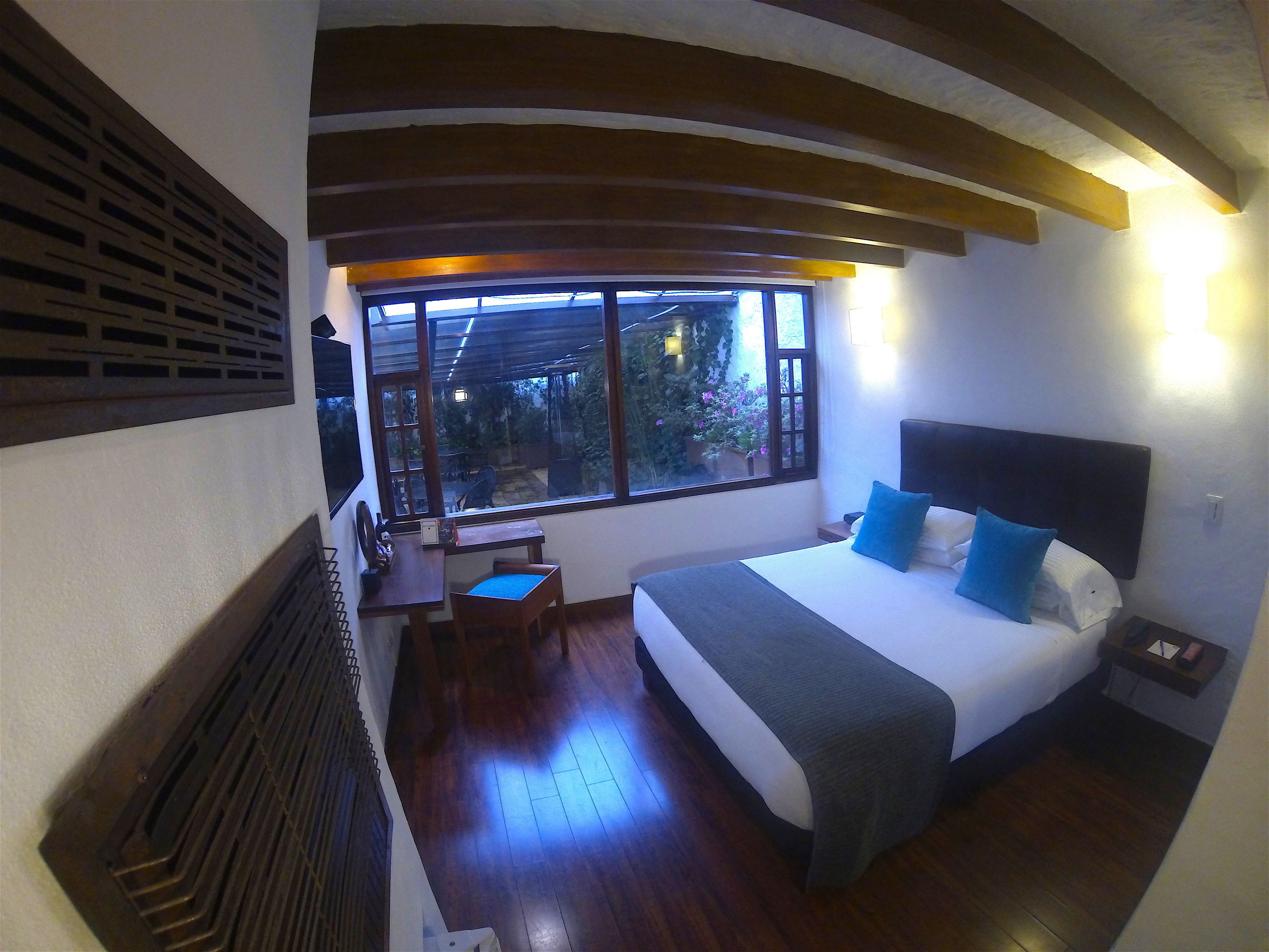 single room | minibar, in-room safe, individually decorated, desk