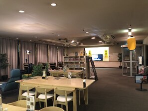 Breakfast and lunch served