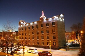 Front of property – evening/night - Paris Suites Hotel (Corona)