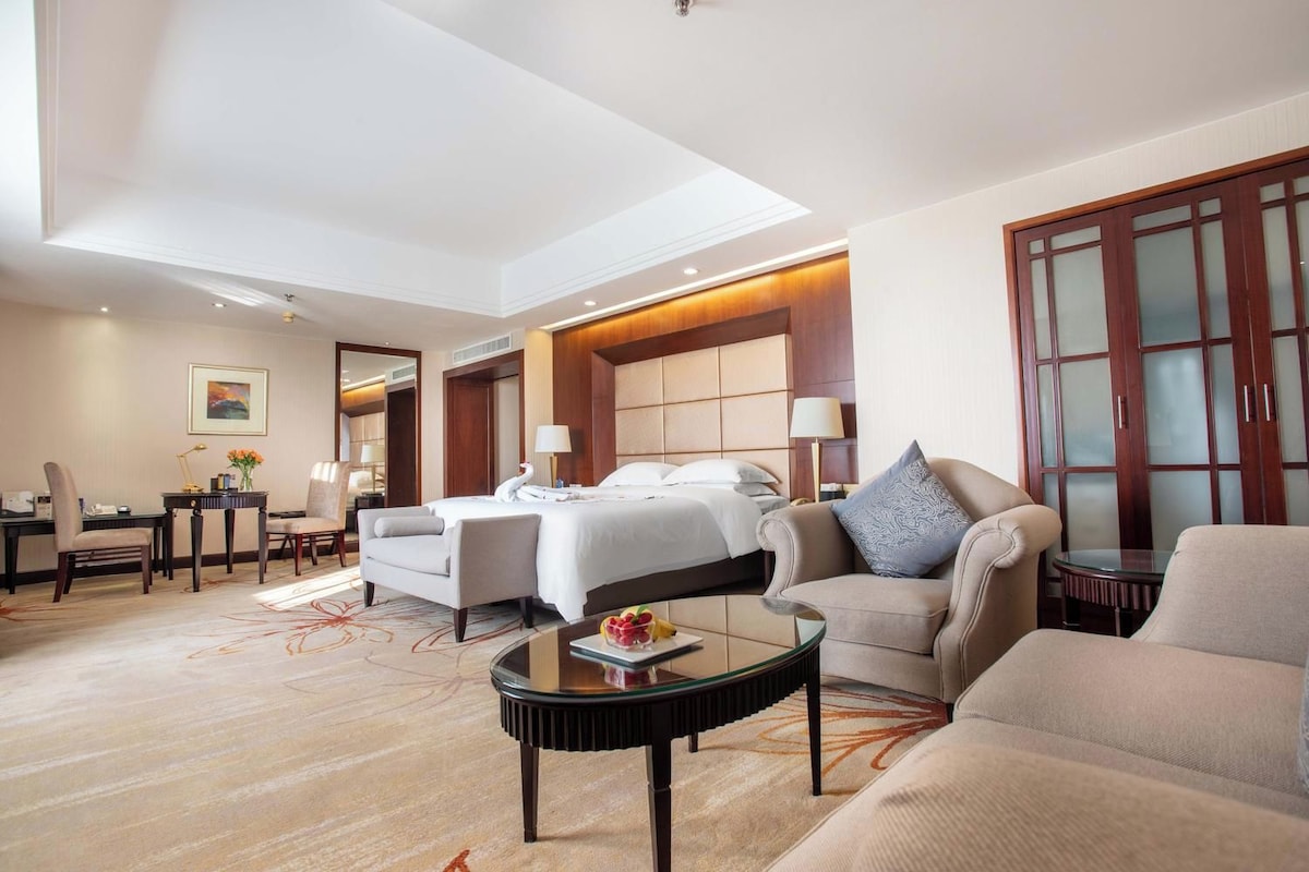 Selimut bulu angsa, minibar, brankas, dan meja kerja
