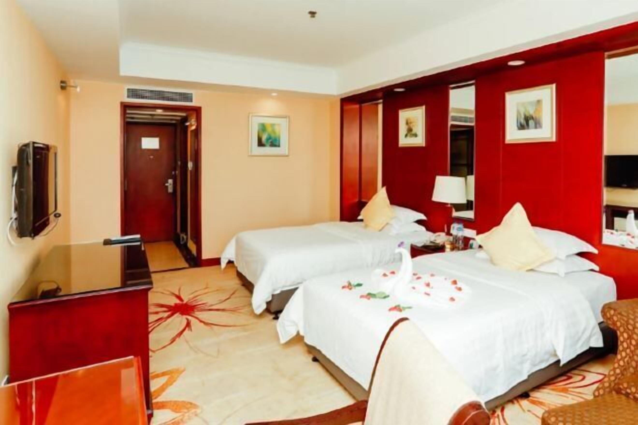 Edredones de plumas, minibar, caja fuerte y escritorio