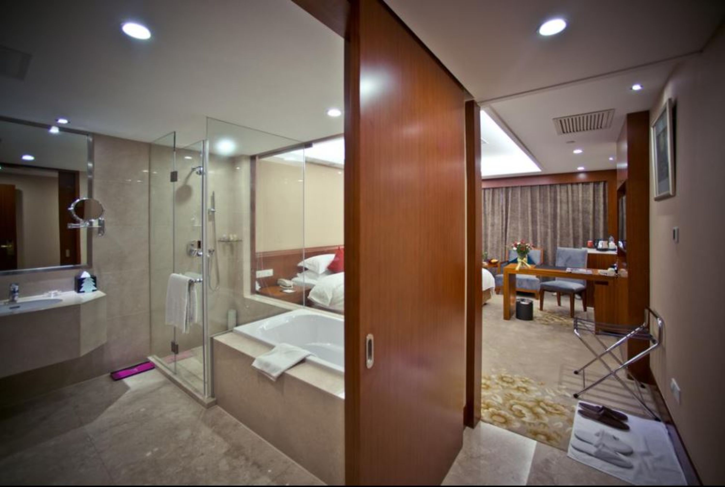 separate bathtub and shower, jetted bath, free toiletries, hair dryer