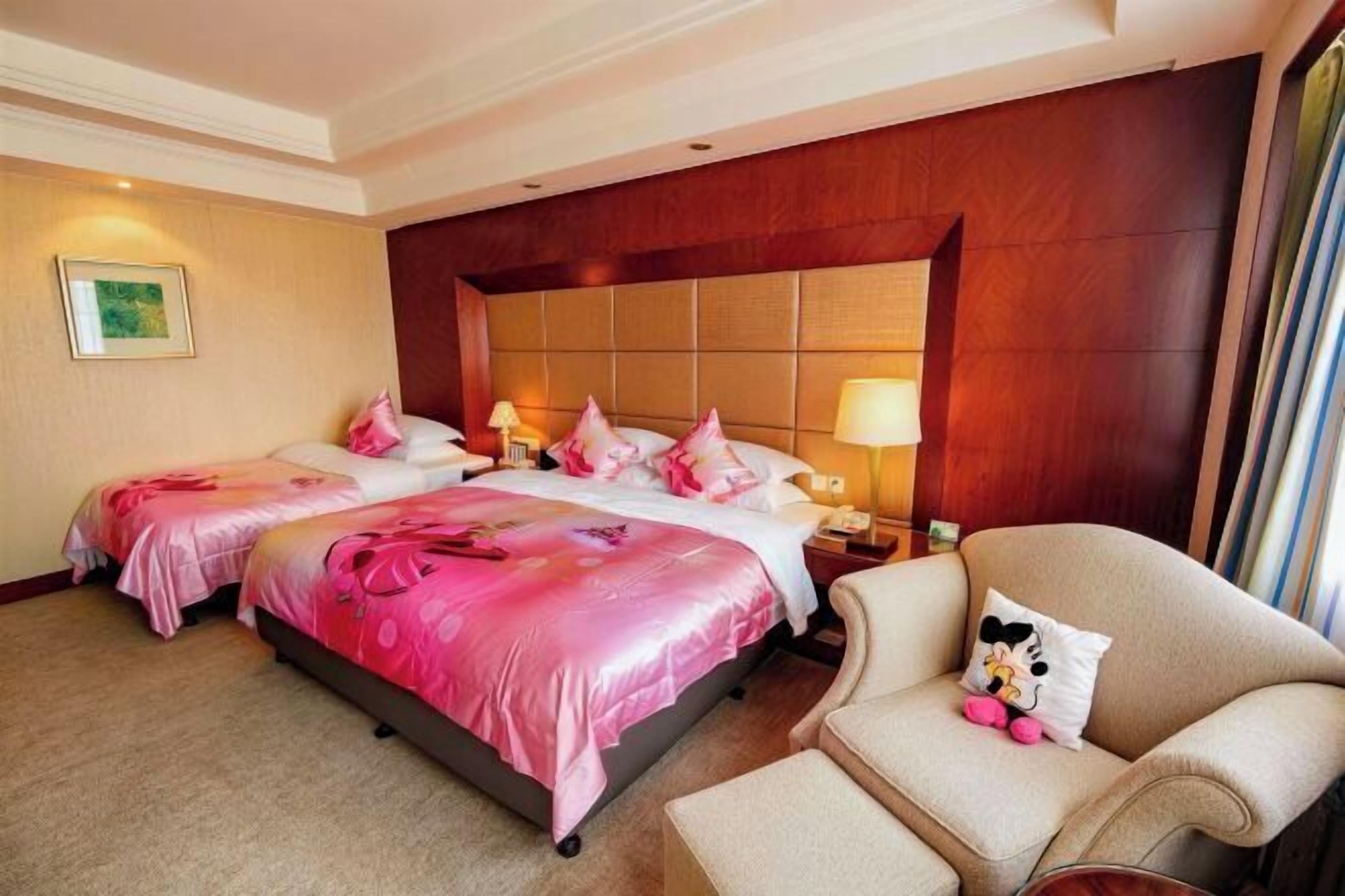 Down comforters, minibar, in-room safe, desk