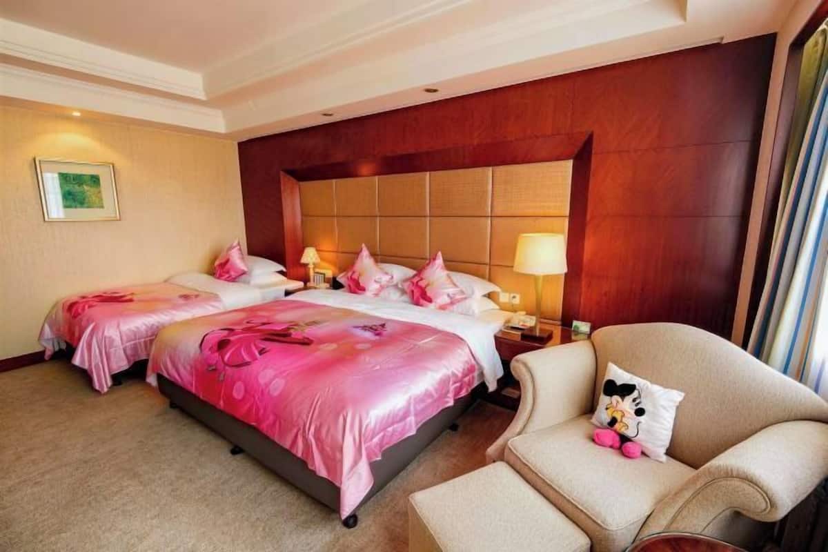 Down duvets, minibar, in-room safe, desk