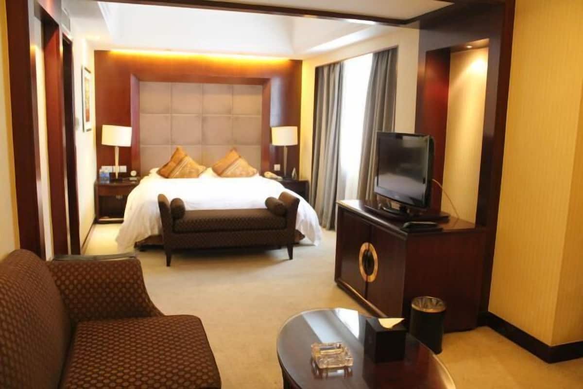 Down duvets, minibar, in-room safe, desk