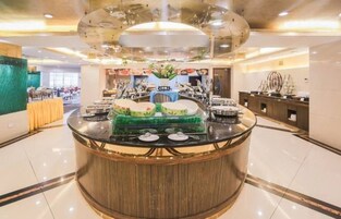 Breakfast (CNY 50 per person)