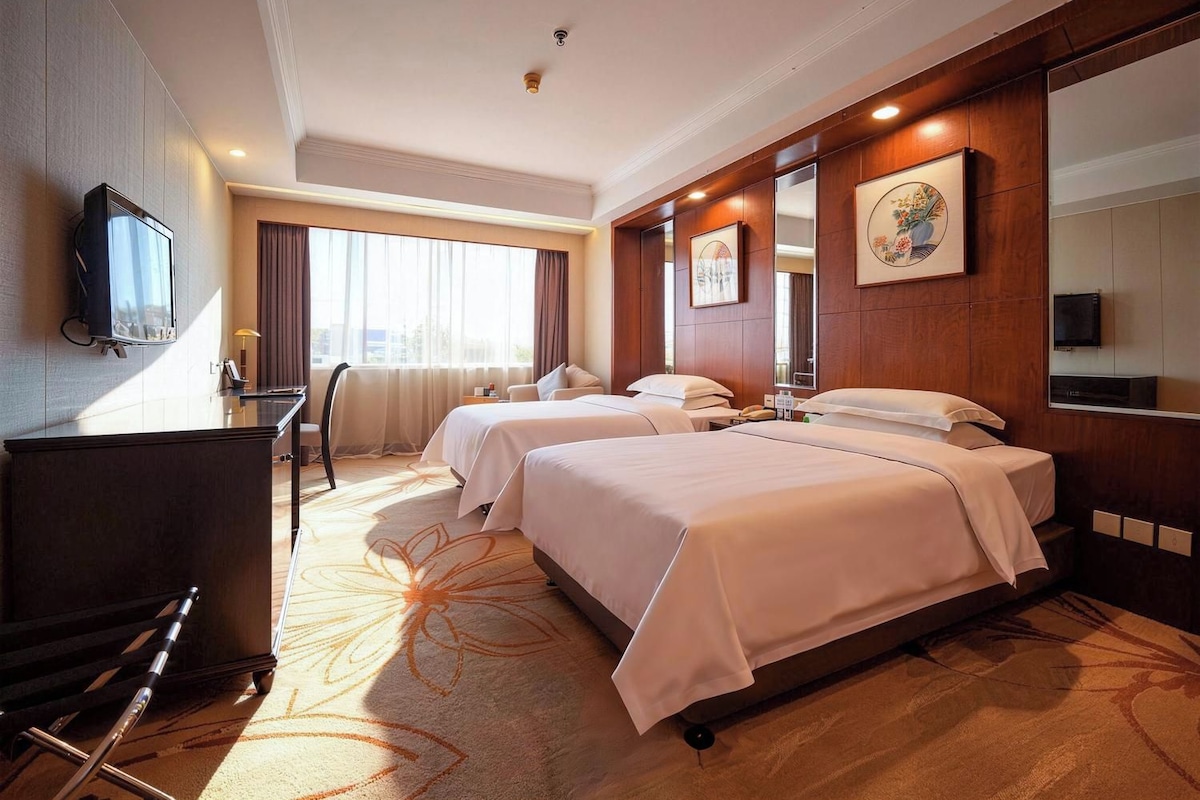 Selimut bulu angsa, minibar, brankas, dan meja kerja