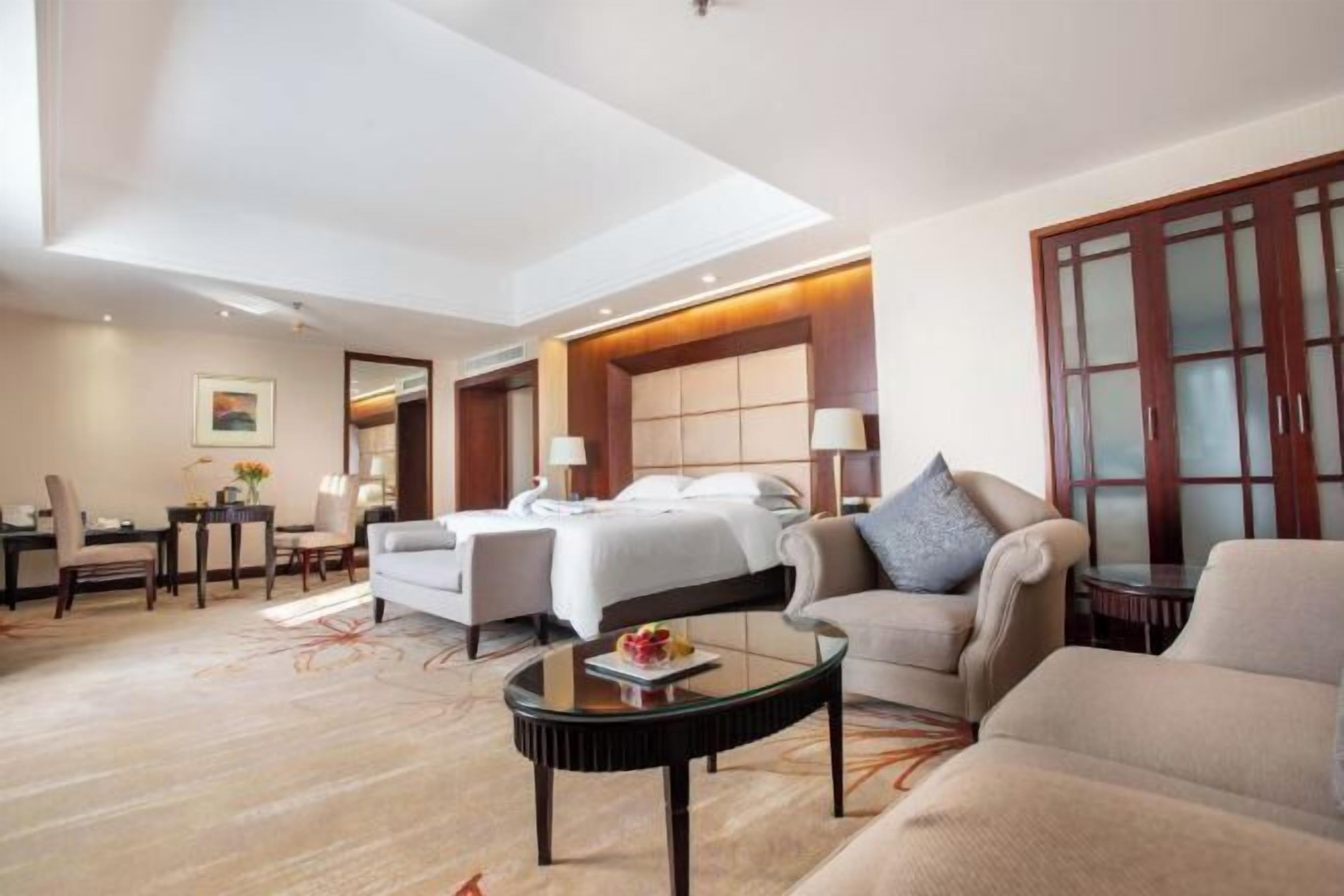 Edredones de plumas, minibar, caja fuerte y escritorio