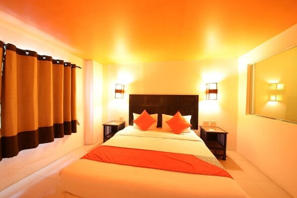 Minibar, desk, rollaway beds - OYO 126 Patong Station House (Patong)