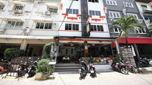 A multi-story building with a restaurant on the ground floor. - OYO 126 Patong Station House (Patong)
