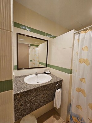 Shower, free toiletries, towels - Baan Suksiri Hotel (Hua Hin)