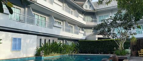 Outdoor pool, open 9:00 AM to 8:00 PM, pool loungers