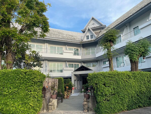 Front of property - Baan Suksiri Hotel (Hua Hin)