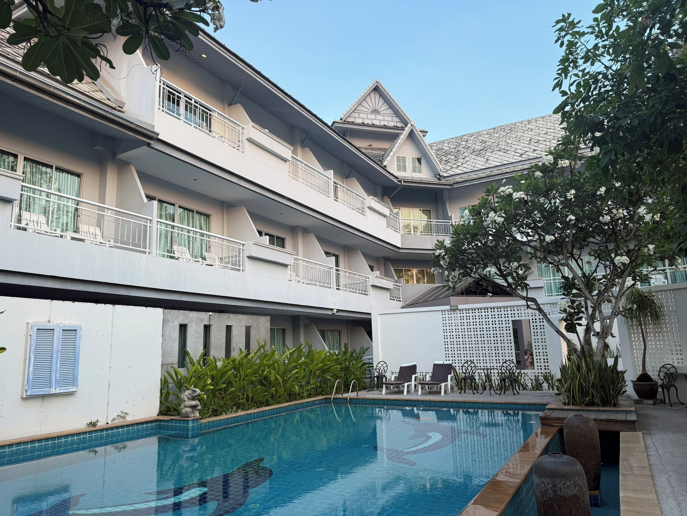 Ulkouima-allas avoinna 9.00–20.00, aurinkotuoleja