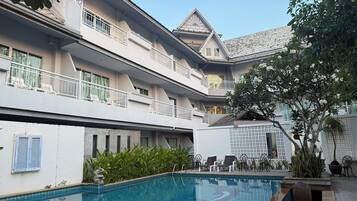 Ulkouima-allas avoinna 9.00–20.00, aurinkotuoleja